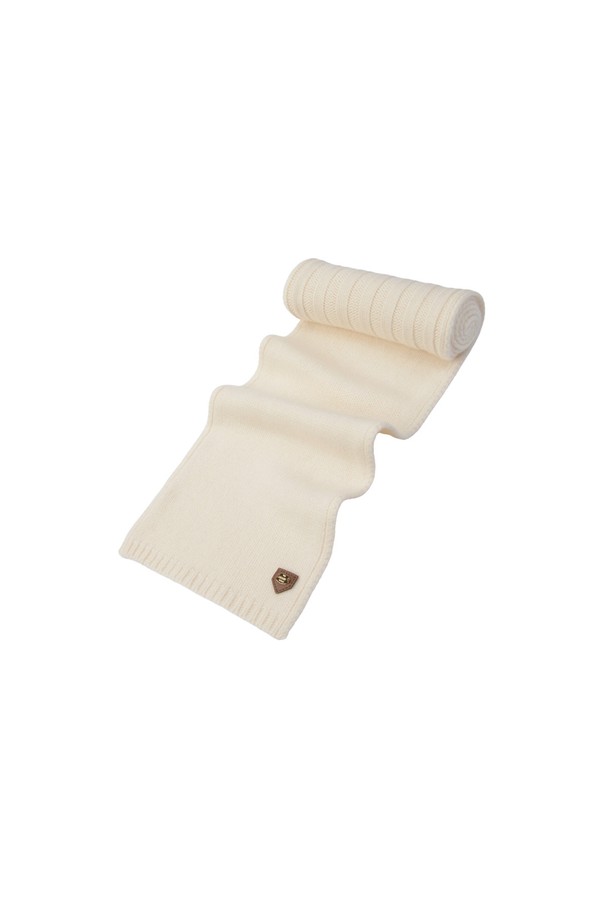 울 100% 소재의 부드러운 촉감이 돋보이는 "울 100 머플러 IV"입니다. 아이보리, 핑크, 블랙, 멜란지 그레이의 네 가지 다채로운 컬러로 출시되어, 어떤 스타일에도 매치하기 용이합니다. 골지 패턴으로 디자인되어 따뜻함과 세련된 분위기를 동시에 선사하며, 라벨/패치 장식으로 포인트를 더했습니다. 목에 자연스럽게 밀착되어 안정적인 핏을 제공하며, 겨울철 일상에서 클래식, 미니멀, 캐주얼 스타일 모두 연출할 수 있습니다. 깔끔한 디자인으로 폭넓은 연령층에게 사랑받는 머플러입니다.
