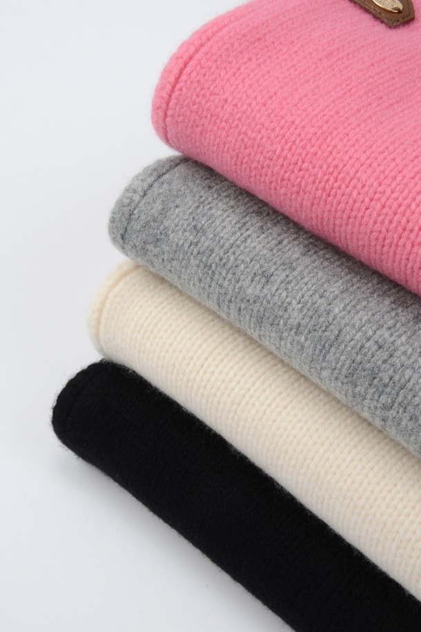 울 100% 소재의 골지 패턴 머플러입니다. 핑크, 블랙, 멜란지 그레이, 아이보리 4가지 컬러로 출시되어 취향에 맞게 선택할 수 있습니다. 부드러운 촉감과 안정적인 핏으로 편안하게 착용 가능하며, 가을, 겨울철 따뜻함을 더해줍니다. 클래식하고 미니멀한 스타일에 잘 어울리며, 가죽 라벨로 포인트를 더했습니다. 일상에서 활용하기 좋은 머플러입니다.
