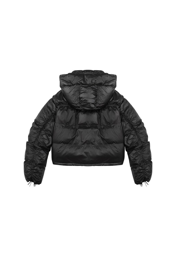 후드 패딩 숏 점퍼 BK는 겨울철 추위를 막아주는 숏 기장의 패딩 점퍼입니다. 무지 디자인의 블랙 컬러로, 캐주얼 및 스포티 스타일을 연출하기 좋습니다. 두꺼운 두께감과 부드러운 촉감의 나일론 소재로 제작되었으며, 오버핏으로 편안하게 착용할 수 있습니다. 후드와 퀼팅 디테일이 특징이며, 집업 방식으로 간편하게 여밀 수 있습니다. 캠핑룩, 등산룩, 미니멀 스타일 연출에 활용하기 좋은 아이템입니다.
