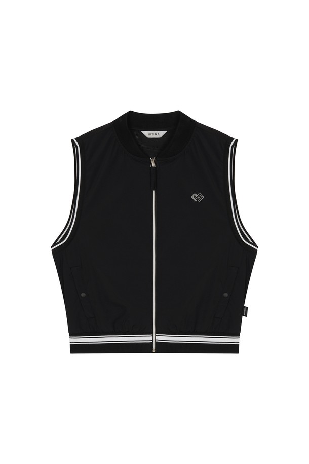 **경량) 썸머 윈드 베스트 BK**

여름철 스포츠 활동과 일상에서 시원하게 착용할 수 있는 여성용 베스트입니다. 블랙과 화이트 컬러로 출시되었으며, 가볍고 통기성이 뛰어난 나일론, 스판덱스, 폴리에스테르, 폴리우레탄 혼방 소재를 사용하여 얇고 부드러운 촉감을 제공합니다. 루즈핏 디자인으로 활동성을 높였으며, 메쉬 네크라인과 소매단, 밑단의 스트라이프 립 디테일이 스포티하고 캐주얼한 스타일을 연출합니다. 속건 기능과 주름 방지, 신축성까지 갖춰 러닝룩, 피트니스룩, 휴가룩 등 다양한 TPO에 활용하기 좋습니다.
