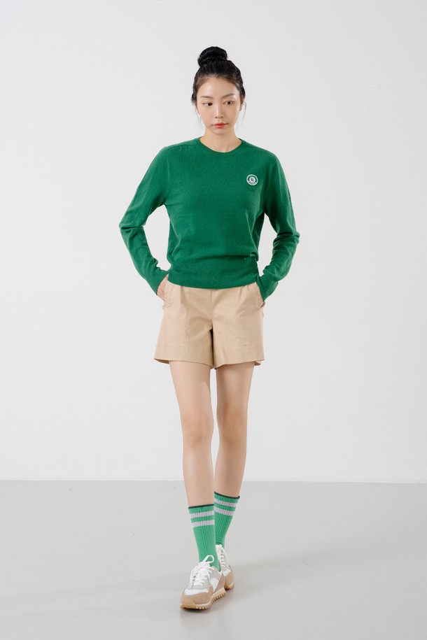 베이직 스티치 숏팬츠 BG는 여성스러운 A라인 핏으로 다리 라인을 아름답게 연출해 주는 숏팬츠입니다. 면과 폴리우레탄 혼방 소재로 제작되어 부드러운 촉감과 편안한 착용감을 선사합니다. 허리 E밴딩으로 활동성을 높였으며, 페이크 포켓과 세로 스티치 디테일이 돋보입니다. 베이지, 네이비, 화이트, 그린 4가지 컬러로 출시되어, 캐주얼, 미니멀 스타일을 즐겨 입는 분들께 동네 마실룩, 여행룩, 휴가룩으로 추천합니다. 봄, 여름 시즌에 얇게 착용하기 좋은 레귤러핏 숏팬츠입니다.
