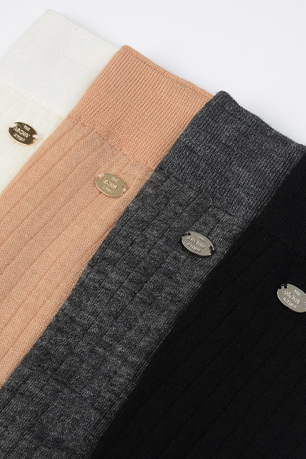 "시스루 니삭스 CH"는 차콜, 블랙, 아이보리, 베이지 4가지 컬러로 출시되어 어떤 스타일에도 매치하기 좋은 여성용 니삭스입니다. 울, 아크릴, 폴리에스테르 혼방 소재로 제작되어 부드러운 촉감과 신축성을 제공하며, 사계절 내내 착용 가능합니다. 시스루 반투명 디자인과 세로 리브 패턴, 슬림 실루엣이 다리 라인을 더욱 돋보이게 합니다. 데이트룩, 카페룩, 모임룩 등 다양한 TPO에 미니멀, 클래식, 걸리시 스타일을 더해 세련된 룩을 연출해보세요. 니티나 엠블럼 디자인 장식으로 포인트를 더했습니다.
