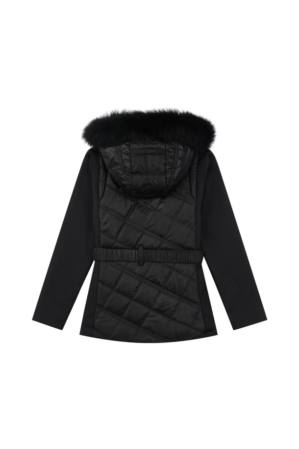 폭스 퍼 퀼팅 점퍼 BK는 여성스러운 겨울 스타일을 완성하는 블랙 컬러의 캐주얼 점퍼입니다. 촘촘한 퀼팅 디테일과 부드러운 나일론 소재, 두꺼운 두께감으로 따뜻함을 선사하며, 벨트 장식과 폭스 퍼 트리밍이 고급스러운 포인트를 더합니다. 긴 소매, 레귤러 기장의 집업 스타일로 편안한 착용감을 제공하며, 안감은 패딩 처리되어 보온성을 높였습니다. 출근룩은 물론, 미니멀한 스타일을 즐기는 분들께 추천합니다.
