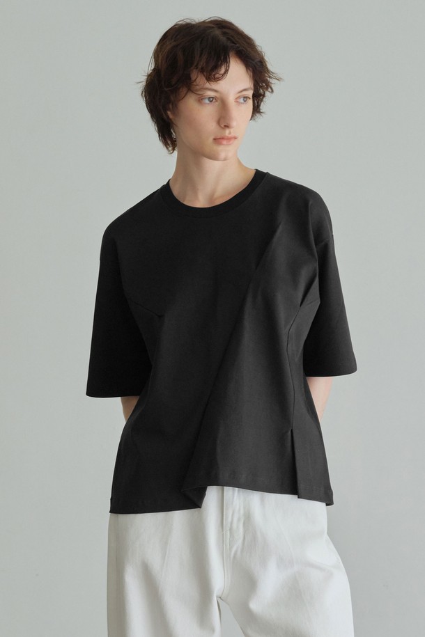 트렌디한 무드의 사선 다트 티셔츠를 소개합니다. 아이보리, 올리브, 블랙 3가지 컬러로 출시되어, 미니멀하고 모던한 스타일을 연출하기 좋습니다. 봄, 여름, 가을 계절에 맞춰 일상복으로 활용하기 좋으며, 앞뒤 사선 다트 디테일과 독특한 텍스처가 특징입니다. 양면 원단 특수가공으로 실키한 촉감을 선사하며, 라운드넥과 레귤러 기장으로 편안한 착용감을 제공합니다. 동네 마실룩, 카페룩 등 다양한 TPO에 맞춰 미니멀, 클래식, 캐주얼 스타일을 완성해보세요.
