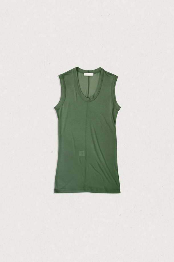 유넥 슬리브리스 (3컬러)는 부드러운 모달 소재로 제작되어 실키한 터치감을 선사하는 여성 슬리브리스입니다. 얇은 두께감과 시원한 착용감으로 여름철 데일리룩에 적합하며, 미니멀하고 베이직한 스타일을 연출합니다. 블랙, 화이트, 딥그린 3가지 컬러로 출시되었으며, 세미박시 핏과 U넥 디자인이 특징입니다. 반투명 소재로 은은한 멋을 더하며, 카페룩, 여행룩 등 다양한 TPO에 활용 가능합니다.
