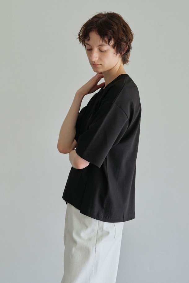 트렌디한 무드의 사선 다트 티셔츠를 소개합니다. 아이보리, 올리브, 블랙 3가지 컬러로 출시되어, 미니멀하고 모던한 스타일을 연출하기 좋습니다. 봄, 여름, 가을 계절에 맞춰 일상복으로 활용하기 좋으며, 앞뒤 사선 다트 디테일과 독특한 텍스처가 특징입니다. 양면 원단 특수가공으로 실키한 촉감을 선사하며, 라운드넥과 레귤러 기장으로 편안한 착용감을 제공합니다. 동네 마실룩, 카페룩 등 다양한 TPO에 맞춰 미니멀, 클래식, 캐주얼 스타일을 완성해보세요.
