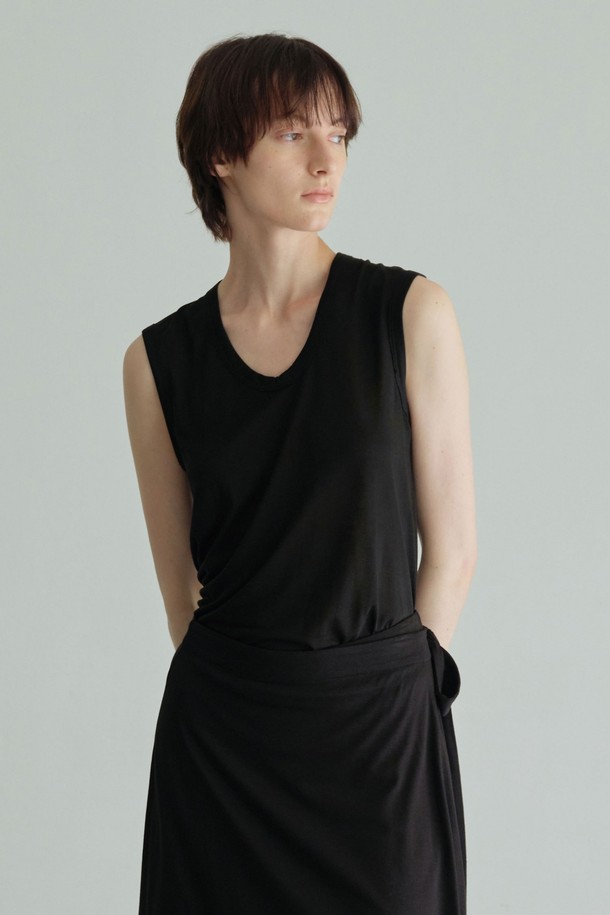 **유넥 슬리브리스 (3컬러)**

부드러운 모달 소재로 제작된 여성용 슬리브리스입니다. U넥 디자인에 루즈핏으로 편안하게 착용 가능하며, 얇은 두께감으로 여름철 시원하게 즐길 수 있습니다. 화이트, 블랙, 딥그린 3가지 색상으로 출시되어 데이트룩, 카페룩 등 다양한 스타일에 매치하기 좋습니다. 베이직하고 미니멀한 스타일을 연출하며, 단독 또는 이너로 활용 가능합니다. 신축성이 있어 활동성이 뛰어나며, 반투명하여 은은한 멋을 더합니다.
