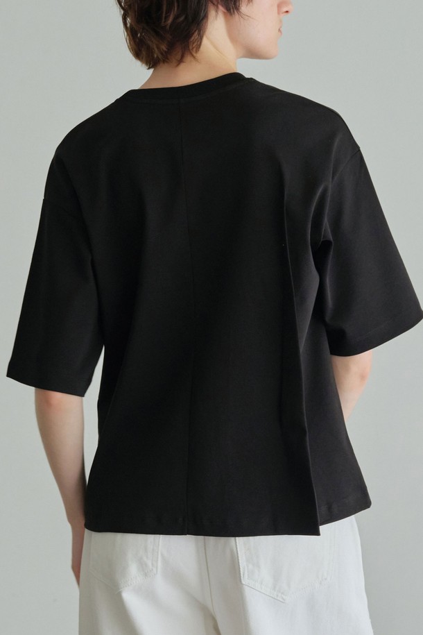 트렌디한 무드의 사선 다트 티셔츠를 소개합니다. 아이보리, 올리브, 블랙 3가지 컬러로 출시되어, 미니멀하고 모던한 스타일을 연출하기 좋습니다. 봄, 여름, 가을 계절에 맞춰 일상복으로 활용하기 좋으며, 앞뒤 사선 다트 디테일과 독특한 텍스처가 특징입니다. 양면 원단 특수가공으로 실키한 촉감을 선사하며, 라운드넥과 레귤러 기장으로 편안한 착용감을 제공합니다. 동네 마실룩, 카페룩 등 다양한 TPO에 맞춰 미니멀, 클래식, 캐주얼 스타일을 완성해보세요.
