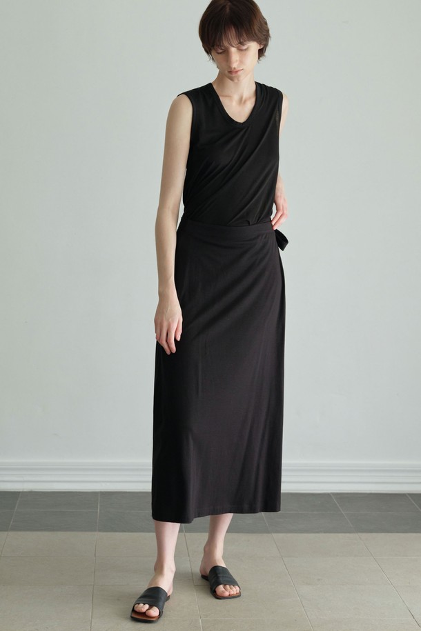 **유넥 슬리브리스 (3컬러)**

부드러운 모달 소재로 제작된 여성용 슬리브리스입니다. U넥 디자인에 루즈핏으로 편안하게 착용 가능하며, 얇은 두께감으로 여름철 시원하게 즐길 수 있습니다. 화이트, 블랙, 딥그린 3가지 색상으로 출시되어 데이트룩, 카페룩 등 다양한 스타일에 매치하기 좋습니다. 베이직하고 미니멀한 스타일을 연출하며, 단독 또는 이너로 활용 가능합니다. 신축성이 있어 활동성이 뛰어나며, 반투명하여 은은한 멋을 더합니다.
