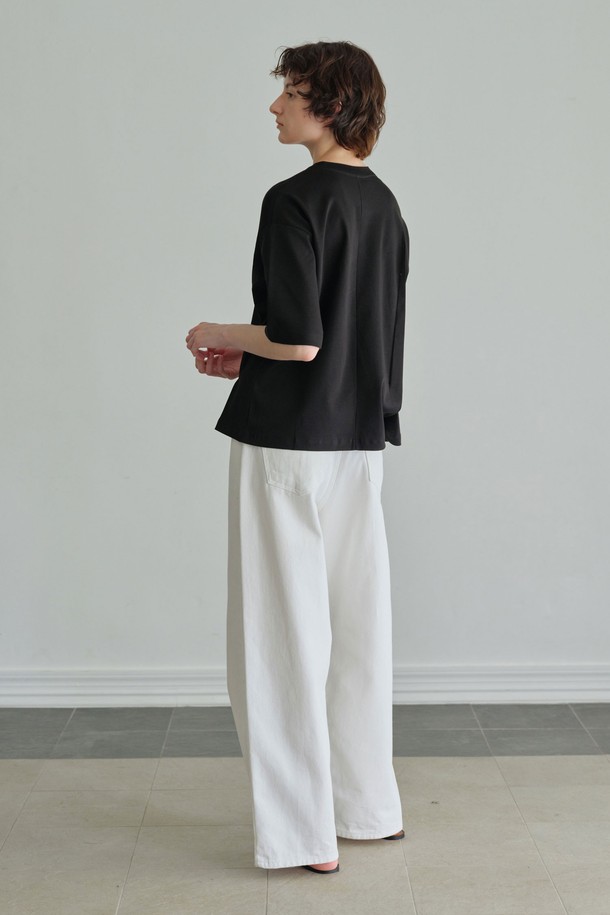 트렌디한 무드의 사선 다트 티셔츠를 소개합니다. 아이보리, 올리브, 블랙 3가지 컬러로 출시되어, 미니멀하고 모던한 스타일을 연출하기 좋습니다. 봄, 여름, 가을 계절에 맞춰 일상복으로 활용하기 좋으며, 앞뒤 사선 다트 디테일과 독특한 텍스처가 특징입니다. 양면 원단 특수가공으로 실키한 촉감을 선사하며, 라운드넥과 레귤러 기장으로 편안한 착용감을 제공합니다. 동네 마실룩, 카페룩 등 다양한 TPO에 맞춰 미니멀, 클래식, 캐주얼 스타일을 완성해보세요.
