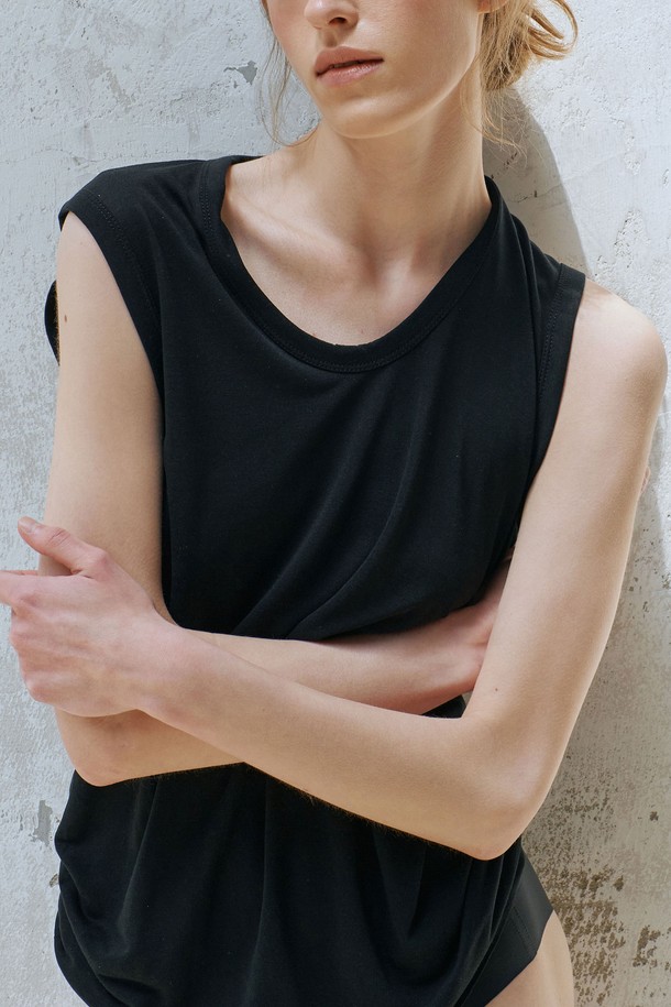 **유넥 슬리브리스 (3컬러)**

부드러운 모달 소재로 제작된 여성용 슬리브리스입니다. U넥 디자인에 루즈핏으로 편안하게 착용 가능하며, 얇은 두께감으로 여름철 시원하게 즐길 수 있습니다. 화이트, 블랙, 딥그린 3가지 색상으로 출시되어 데이트룩, 카페룩 등 다양한 스타일에 매치하기 좋습니다. 베이직하고 미니멀한 스타일을 연출하며, 단독 또는 이너로 활용 가능합니다. 신축성이 있어 활동성이 뛰어나며, 반투명하여 은은한 멋을 더합니다.
