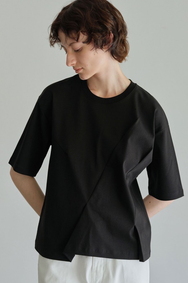 트렌디한 무드의 사선 다트 티셔츠를 소개합니다. 아이보리, 올리브, 블랙 3가지 컬러로 출시되어, 미니멀하고 모던한 스타일을 연출하기 좋습니다. 봄, 여름, 가을 계절에 맞춰 일상복으로 활용하기 좋으며, 앞뒤 사선 다트 디테일과 독특한 텍스처가 특징입니다. 양면 원단 특수가공으로 실키한 촉감을 선사하며, 라운드넥과 레귤러 기장으로 편안한 착용감을 제공합니다. 동네 마실룩, 카페룩 등 다양한 TPO에 맞춰 미니멀, 클래식, 캐주얼 스타일을 완성해보세요.
