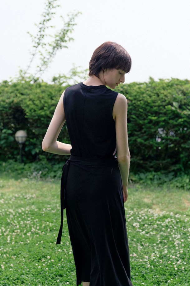 **유넥 슬리브리스 (3컬러)**

부드러운 모달 소재로 제작된 여성용 슬리브리스입니다. U넥 디자인에 루즈핏으로 편안하게 착용 가능하며, 얇은 두께감으로 여름철 시원하게 즐길 수 있습니다. 화이트, 블랙, 딥그린 3가지 색상으로 출시되어 데이트룩, 카페룩 등 다양한 스타일에 매치하기 좋습니다. 베이직하고 미니멀한 스타일을 연출하며, 단독 또는 이너로 활용 가능합니다. 신축성이 있어 활동성이 뛰어나며, 반투명하여 은은한 멋을 더합니다.
