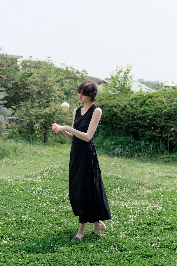 **유넥 슬리브리스 (3컬러)**

부드러운 모달 소재로 제작된 여성용 슬리브리스입니다. U넥 디자인에 루즈핏으로 편안하게 착용 가능하며, 얇은 두께감으로 여름철 시원하게 즐길 수 있습니다. 화이트, 블랙, 딥그린 3가지 색상으로 출시되어 데이트룩, 카페룩 등 다양한 스타일에 매치하기 좋습니다. 베이직하고 미니멀한 스타일을 연출하며, 단독 또는 이너로 활용 가능합니다. 신축성이 있어 활동성이 뛰어나며, 반투명하여 은은한 멋을 더합니다.
