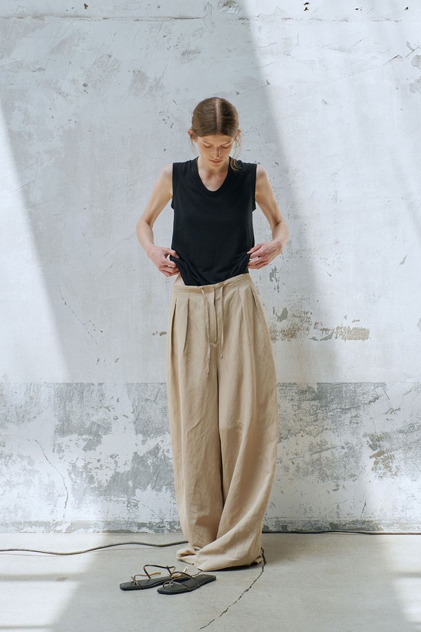 **유넥 슬리브리스 (3컬러)**

부드러운 모달 소재로 제작된 여성용 슬리브리스입니다. U넥 디자인에 루즈핏으로 편안하게 착용 가능하며, 얇은 두께감으로 여름철 시원하게 즐길 수 있습니다. 화이트, 블랙, 딥그린 3가지 색상으로 출시되어 데이트룩, 카페룩 등 다양한 스타일에 매치하기 좋습니다. 베이직하고 미니멀한 스타일을 연출하며, 단독 또는 이너로 활용 가능합니다. 신축성이 있어 활동성이 뛰어나며, 반투명하여 은은한 멋을 더합니다.
