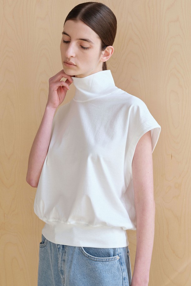 하이넥 크롭 슬리브리스 (3컬러)는 부드러운 모달과 면 혼방 소재로 제작되어 실크 같은 광택감과 편안한 착용감을 선사합니다. 아이보리, 버터크림, 블랙 세 가지 색상으로 출시되어 미니멀하고 페미닌한 스타일을 연출하며, 데이트룩, 카페룩, 여행룩 등 다양한 TPO에 활용할 수 있습니다. 하이넥 디자인과 크롭 기장, 민소매 스타일이 여성스러운 실루엣을 강조하며, 단독 또는 레이어드 스타일링 모두 가능합니다. 얇은 두께감과 최소 수축 가공으로 편안함과 실용성을 더했습니다. 리브드 밑단 처리가 안정적인 핏을 유지해 줍니다.
