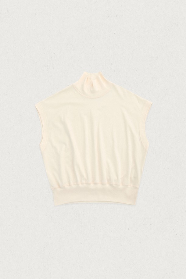 하이넥 크롭 슬리브리스 (3컬러)는 모던하고 세련된 스타일을 연출해 줍니다. 부드러운 모달 혼방 소재로 제작되어 편안한 착용감을 선사하며, 얇은 두께감으로 봄, 여름 시즌 시원하게 즐길 수 있습니다. 페미닌하고 베이직한 무드를 더해 데이트룩, 카페룩 등 다양한 TPO에 활용하기 좋습니다. 하이넥 디자인과 크롭 기장, 리브드 밑단이 웨이스트 라인을 강조해 슬림한 실루엣을 연출하며, 신축성이 있어 활동성을 높였습니다. 아이보리, 버터크림, 블랙 3가지 컬러로 만나보세요.
