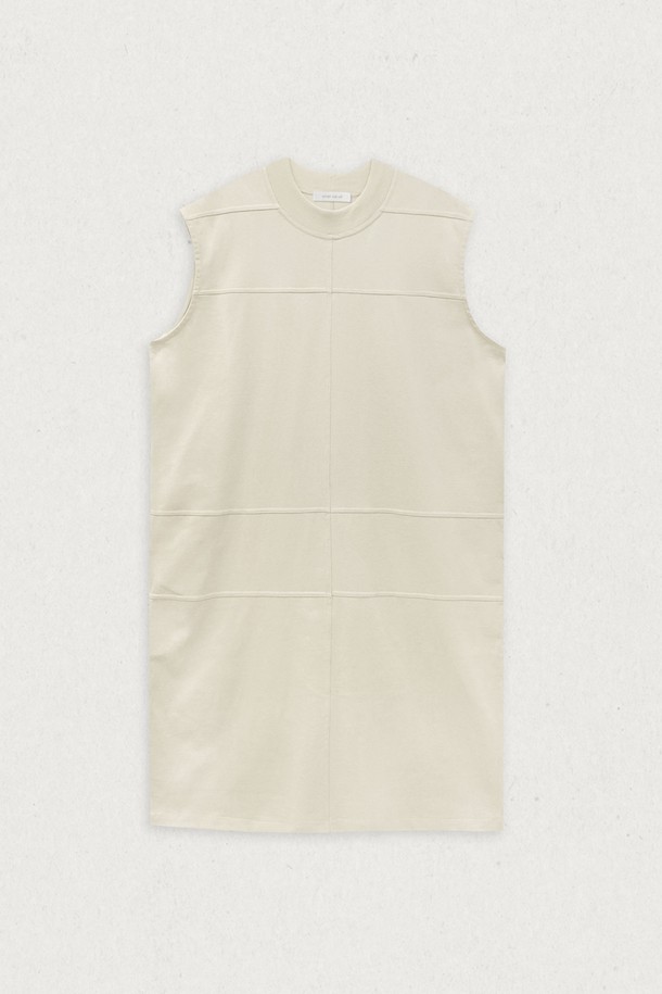 세련된 무드의 더블 스티치 원피스입니다. 24수 이중 원사를 사용하여 탄탄한 촉감을 선사하며, 모던하고 미니멀한 스타일을 연출합니다. 하이넥 디자인과 구조적인 절개라인으로 시크한 매력을 더하고, 박스핏과 H라인 치마 타입으로 편안하면서도 세련된 실루엣을 완성합니다. 블랙, 라이트베이지, 아이보리 3가지 컬러로 출시되어 데이트룩, 카페룩 등 다양한 TPO에 활용하기 좋습니다. 봄, 여름 시즌에 어울리는 민소매 디자인의 중간 기장 원피스입니다.
