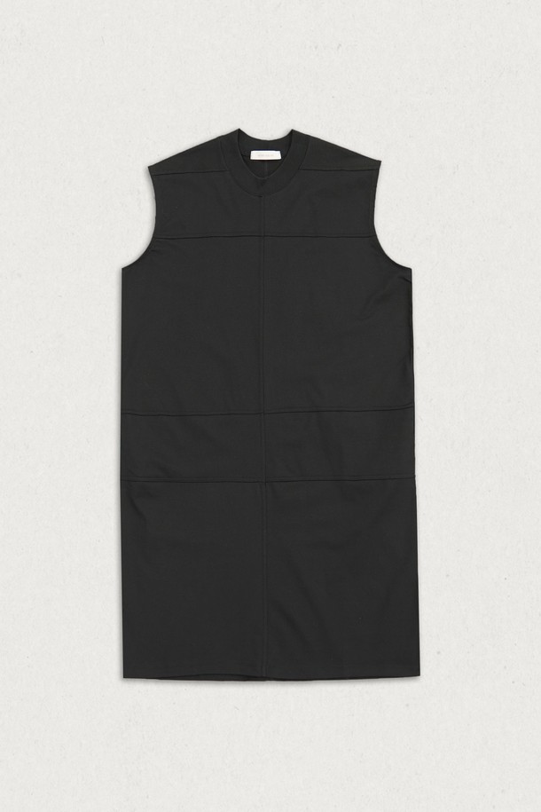 모던하고 미니멀한 무드의 더블 스티치 원피스입니다. 뻣뻣한 촉감의 면 소재로 제작되었으며, 봄, 여름 시즌에 착용하기 좋습니다. 박시핏의 H라인으로 편안한 착용감을 선사하며, 모크넥 디자인과 구조적인 커팅라인이 특징입니다. 아이보리, 라이트베이지, 블랙 3가지 컬러로 출시되었으며, 아이보리 컬러는 약간의 비침이 있을 수 있습니다. 데이트룩, 카페룩 등 다양한 TPO에 시크하고 클래식한 스타일을 연출해보세요.
