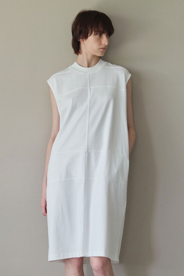 모던하고 미니멀한 분위기의 더블 스티치 원피스입니다. 아이보리, 라이트베이지, 블랙 3가지 컬러로 출시되었으며, 봄, 여름 시즌에 적합합니다. 모크넥 디자인과 구조적인 절개 라인이 특징이며, 일자형 실루엣과 박스 핏으로 편안한 착용감을 선사합니다. 탄탄한 면 소재로 제작되었으며, 중간 기장과 민소매 디자인으로 시원하게 즐길 수 있습니다. 데이트룩, 카페룩, 또는 시크한 스타일을 연출하고 싶을 때 추천합니다. (아이보리 컬러는 비침이 있을 수 있습니다.)
