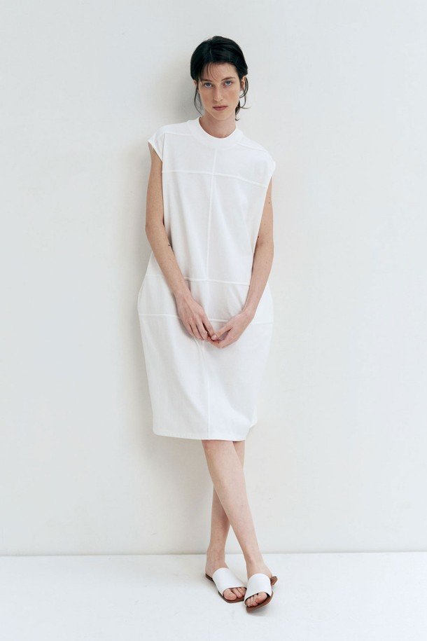 모던하고 미니멀한 분위기의 더블 스티치 원피스입니다. 아이보리, 라이트베이지, 블랙 3가지 컬러로 출시되었으며, 봄, 여름 시즌에 적합합니다. 모크넥 디자인과 구조적인 절개 라인이 특징이며, 일자형 실루엣과 박스 핏으로 편안한 착용감을 선사합니다. 탄탄한 면 소재로 제작되었으며, 중간 기장과 민소매 디자인으로 시원하게 즐길 수 있습니다. 데이트룩, 카페룩, 또는 시크한 스타일을 연출하고 싶을 때 추천합니다. (아이보리 컬러는 비침이 있을 수 있습니다.)
