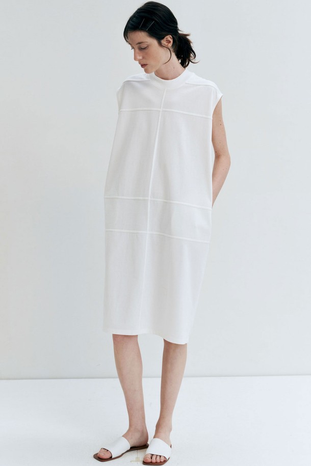 모던하고 미니멀한 분위기의 더블 스티치 원피스입니다. 아이보리, 라이트베이지, 블랙 3가지 컬러로 출시되었으며, 봄, 여름 시즌에 적합합니다. 모크넥 디자인과 구조적인 절개 라인이 특징이며, 일자형 실루엣과 박스 핏으로 편안한 착용감을 선사합니다. 탄탄한 면 소재로 제작되었으며, 중간 기장과 민소매 디자인으로 시원하게 즐길 수 있습니다. 데이트룩, 카페룩, 또는 시크한 스타일을 연출하고 싶을 때 추천합니다. (아이보리 컬러는 비침이 있을 수 있습니다.)
