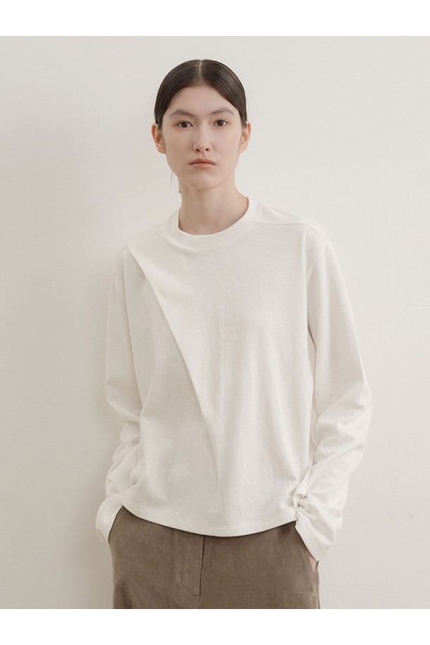 세련된 무드의 원터크 숄더 티셔츠입니다. 부드러운 면과 나일론 혼방의 서큘러 니트 원단으로 제작되어 편안한 착용감을 선사합니다. 라운드넥, 긴 소매, 세미 박시 핏으로 미니멀하고 베이직한 스타일을 연출하며, 봄, 여름, 가을 시즌에 활용하기 좋습니다. 아이보리, 빈티지 민트, 블랙 세 가지 컬러로 출시되어, 출근룩이나 모임룩 등 다양한 TPO에 맞춰 클래식하고 캐주얼하게 코디할 수 있습니다. 특히 화이트/아이보리 컬러는 은은한 반투명으로 시원하고 통기성 있는 착용감을 제공합니다.
