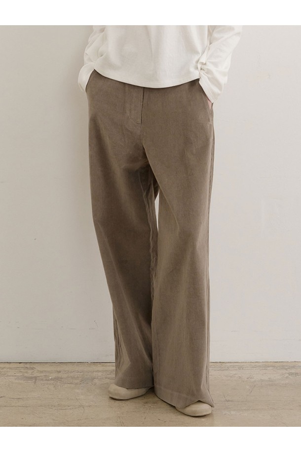 부드러운 촉감의 스탠다드 코듀로이 팬츠입니다. 가을과 겨울에 따뜻하게 착용할 수 있는 두꺼운 두께감의 긴 바지로, 베이직하고 캐주얼한 스타일을 연출합니다. 루즈핏 와이드 디자인으로 편안한 착용감을 선사하며, 블랙, 브라운, 베이지 3가지 컬러로 제공됩니다. 무지 디자인으로 다양한 상의와 쉽게 매치하여 캐주얼, 클래식, 미니멀 스타일을 연출할 수 있습니다. 일상생활에서 활용하기 좋은 아이템입니다.
