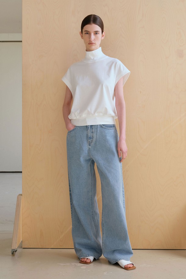 하이넥 크롭 슬리브리스 (3컬러)는 부드러운 모달과 면 혼방 소재로 제작되어 실크 같은 광택감과 편안한 착용감을 선사합니다. 아이보리, 버터크림, 블랙 세 가지 색상으로 출시되어 미니멀하고 페미닌한 스타일을 연출하며, 데이트룩, 카페룩, 여행룩 등 다양한 TPO에 활용할 수 있습니다. 하이넥 디자인과 크롭 기장, 민소매 스타일이 여성스러운 실루엣을 강조하며, 단독 또는 레이어드 스타일링 모두 가능합니다. 얇은 두께감과 최소 수축 가공으로 편안함과 실용성을 더했습니다. 리브드 밑단 처리가 안정적인 핏을 유지해 줍니다.
