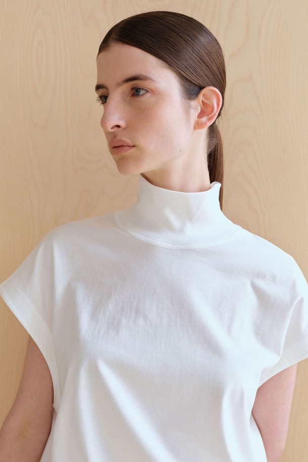 하이넥 크롭 슬리브리스 (3컬러)는 부드러운 모달과 면 혼방 소재로 제작되어 실크 같은 광택감과 편안한 착용감을 선사합니다. 아이보리, 버터크림, 블랙 세 가지 색상으로 출시되어 미니멀하고 페미닌한 스타일을 연출하며, 데이트룩, 카페룩, 여행룩 등 다양한 TPO에 활용할 수 있습니다. 하이넥 디자인과 크롭 기장, 민소매 스타일이 여성스러운 실루엣을 강조하며, 단독 또는 레이어드 스타일링 모두 가능합니다. 얇은 두께감과 최소 수축 가공으로 편안함과 실용성을 더했습니다. 리브드 밑단 처리가 안정적인 핏을 유지해 줍니다.
