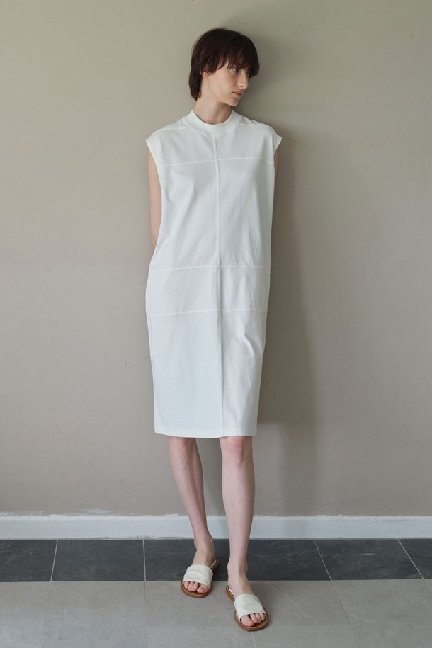 모던하고 미니멀한 분위기의 더블 스티치 원피스입니다. 아이보리, 라이트베이지, 블랙 3가지 컬러로 출시되었으며, 봄, 여름 시즌에 적합합니다. 모크넥 디자인과 구조적인 절개 라인이 특징이며, 일자형 실루엣과 박스 핏으로 편안한 착용감을 선사합니다. 탄탄한 면 소재로 제작되었으며, 중간 기장과 민소매 디자인으로 시원하게 즐길 수 있습니다. 데이트룩, 카페룩, 또는 시크한 스타일을 연출하고 싶을 때 추천합니다. (아이보리 컬러는 비침이 있을 수 있습니다.)
