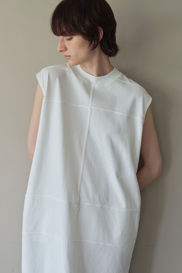 모던하고 미니멀한 분위기의 더블 스티치 원피스입니다. 아이보리, 라이트베이지, 블랙 3가지 컬러로 출시되었으며, 봄, 여름 시즌에 적합합니다. 모크넥 디자인과 구조적인 절개 라인이 특징이며, 일자형 실루엣과 박스 핏으로 편안한 착용감을 선사합니다. 탄탄한 면 소재로 제작되었으며, 중간 기장과 민소매 디자인으로 시원하게 즐길 수 있습니다. 데이트룩, 카페룩, 또는 시크한 스타일을 연출하고 싶을 때 추천합니다. (아이보리 컬러는 비침이 있을 수 있습니다.)
