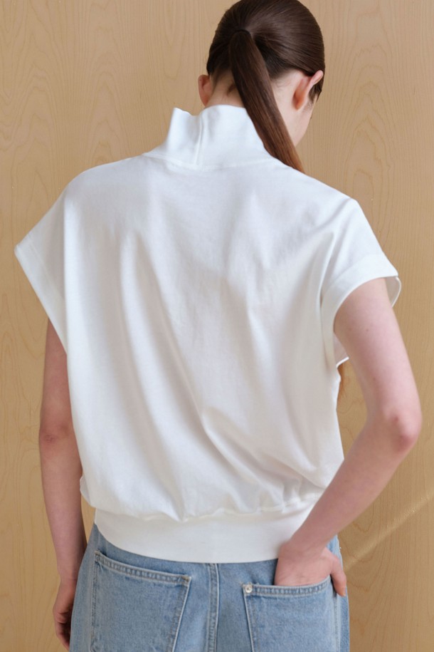 하이넥 크롭 슬리브리스 (3컬러)는 부드러운 모달과 면 혼방 소재로 제작되어 실크 같은 광택감과 편안한 착용감을 선사합니다. 아이보리, 버터크림, 블랙 세 가지 색상으로 출시되어 미니멀하고 페미닌한 스타일을 연출하며, 데이트룩, 카페룩, 여행룩 등 다양한 TPO에 활용할 수 있습니다. 하이넥 디자인과 크롭 기장, 민소매 스타일이 여성스러운 실루엣을 강조하며, 단독 또는 레이어드 스타일링 모두 가능합니다. 얇은 두께감과 최소 수축 가공으로 편안함과 실용성을 더했습니다. 리브드 밑단 처리가 안정적인 핏을 유지해 줍니다.
