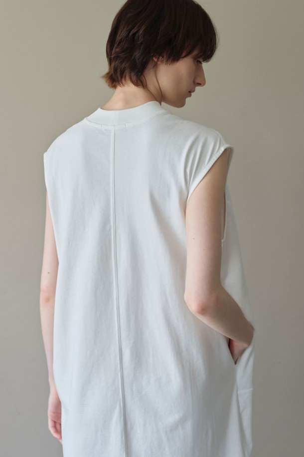 모던하고 미니멀한 분위기의 더블 스티치 원피스입니다. 아이보리, 라이트베이지, 블랙 3가지 컬러로 출시되었으며, 봄, 여름 시즌에 적합합니다. 모크넥 디자인과 구조적인 절개 라인이 특징이며, 일자형 실루엣과 박스 핏으로 편안한 착용감을 선사합니다. 탄탄한 면 소재로 제작되었으며, 중간 기장과 민소매 디자인으로 시원하게 즐길 수 있습니다. 데이트룩, 카페룩, 또는 시크한 스타일을 연출하고 싶을 때 추천합니다. (아이보리 컬러는 비침이 있을 수 있습니다.)
