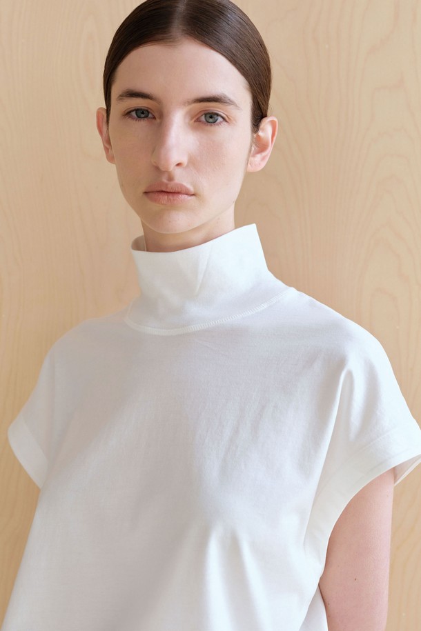 하이넥 크롭 슬리브리스 (3컬러)는 부드러운 모달과 면 혼방 소재로 제작되어 실크 같은 광택감과 편안한 착용감을 선사합니다. 아이보리, 버터크림, 블랙 세 가지 색상으로 출시되어 미니멀하고 페미닌한 스타일을 연출하며, 데이트룩, 카페룩, 여행룩 등 다양한 TPO에 활용할 수 있습니다. 하이넥 디자인과 크롭 기장, 민소매 스타일이 여성스러운 실루엣을 강조하며, 단독 또는 레이어드 스타일링 모두 가능합니다. 얇은 두께감과 최소 수축 가공으로 편안함과 실용성을 더했습니다. 리브드 밑단 처리가 안정적인 핏을 유지해 줍니다.
