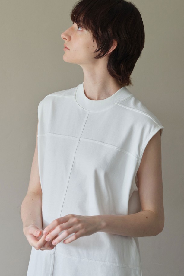 모던하고 미니멀한 분위기의 더블 스티치 원피스입니다. 아이보리, 라이트베이지, 블랙 3가지 컬러로 출시되었으며, 봄, 여름 시즌에 적합합니다. 모크넥 디자인과 구조적인 절개 라인이 특징이며, 일자형 실루엣과 박스 핏으로 편안한 착용감을 선사합니다. 탄탄한 면 소재로 제작되었으며, 중간 기장과 민소매 디자인으로 시원하게 즐길 수 있습니다. 데이트룩, 카페룩, 또는 시크한 스타일을 연출하고 싶을 때 추천합니다. (아이보리 컬러는 비침이 있을 수 있습니다.)
