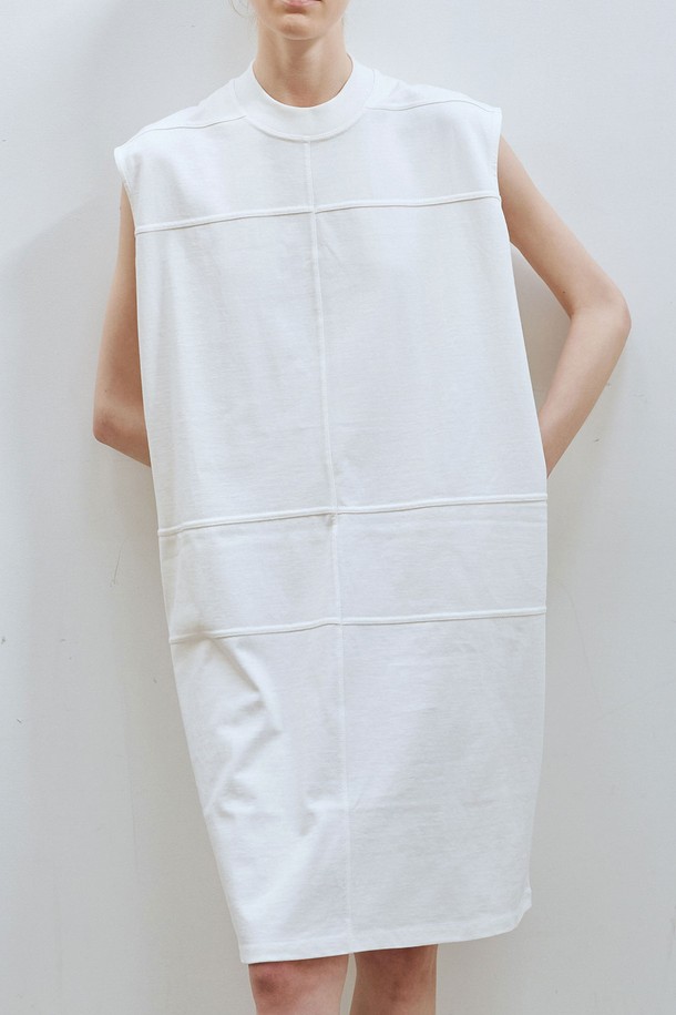 모던하고 미니멀한 분위기의 더블 스티치 원피스입니다. 아이보리, 라이트베이지, 블랙 3가지 컬러로 출시되었으며, 봄, 여름 시즌에 적합합니다. 모크넥 디자인과 구조적인 절개 라인이 특징이며, 일자형 실루엣과 박스 핏으로 편안한 착용감을 선사합니다. 탄탄한 면 소재로 제작되었으며, 중간 기장과 민소매 디자인으로 시원하게 즐길 수 있습니다. 데이트룩, 카페룩, 또는 시크한 스타일을 연출하고 싶을 때 추천합니다. (아이보리 컬러는 비침이 있을 수 있습니다.)
