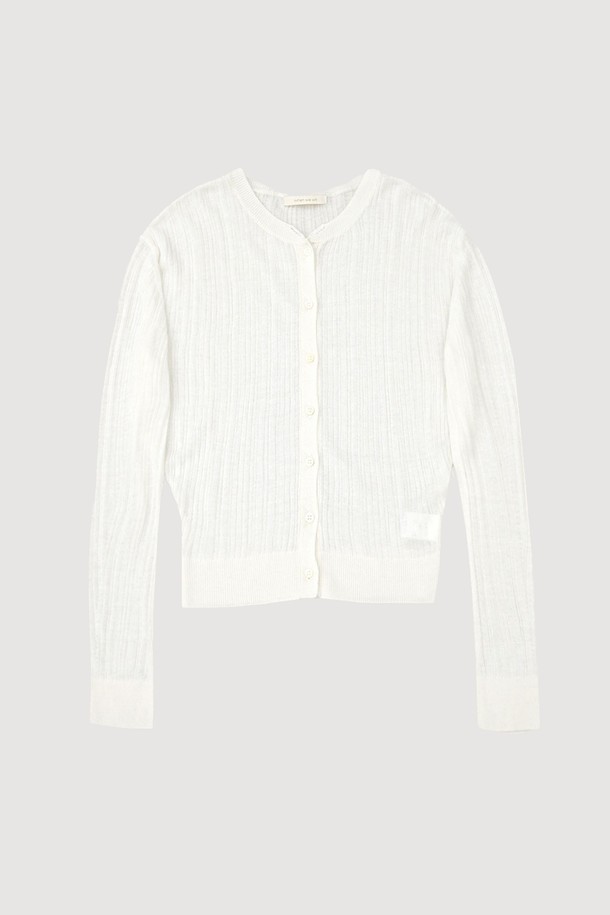 라미 니트 가디건은 여성용 니트/스웨터 상의로, 봄과 여름에 어울리는 얇은 두께감의 긴소매 가디건입니다. 아이보리, 블랙, 라임 3가지 컬러로 출시되었으며, 베이직하고 미니멀한 스타일을 연출합니다. 린넨과 레이온 혼방 소재로 제작되어 부드러운 터치감을 선사하며, 루즈핏, V넥 디자인에 골지 패턴을 더했습니다. 돌먼 핏, 소매 및 넥 V컷 슬릿 디테일, 구조적인 패턴이 특징이며, 약간의 비침이 있습니다. 데이트룩과 카페룩, 미니멀, 클래식, 캐주얼 스타일을 즐겨 입는 분들께 추천합니다.
