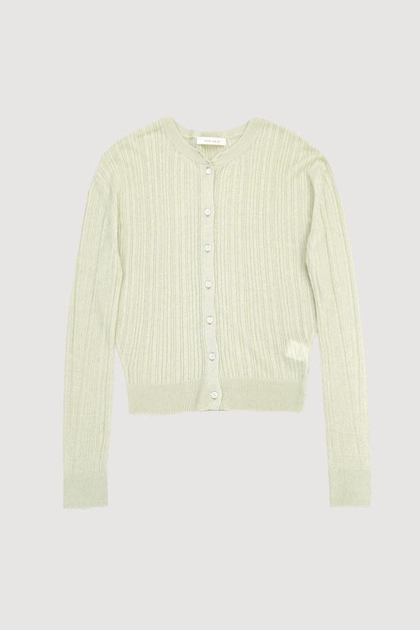 라미 니트 가디건 (3컬러)은 여성의 페미닌한 무드를 살려주는 슬림핏 가디건입니다. 라미와 레이온 혼방 소재로 봄, 여름에 시원하게 착용 가능하며, 부드러운 촉감이 특징입니다. 아이보리, 라임, 블랙 3가지 색상으로 출시되었으며, 얇은 두께감과 긴소매 디자인입니다. 14게이지 1합 멀티립 조직으로 편직되어 자연스러운 드레이프성을 연출하며, Y 실루엣과 돌먼핏으로 세련된 핏을 완성합니다. 소매 중심 헤링본 디테일이 포인트로, 데이트룩, 카페룩, 모임룩 등 다양한 TPO에 미니멀, 클래식, 로맨틱 스타일로 연출하기 좋습니다.
