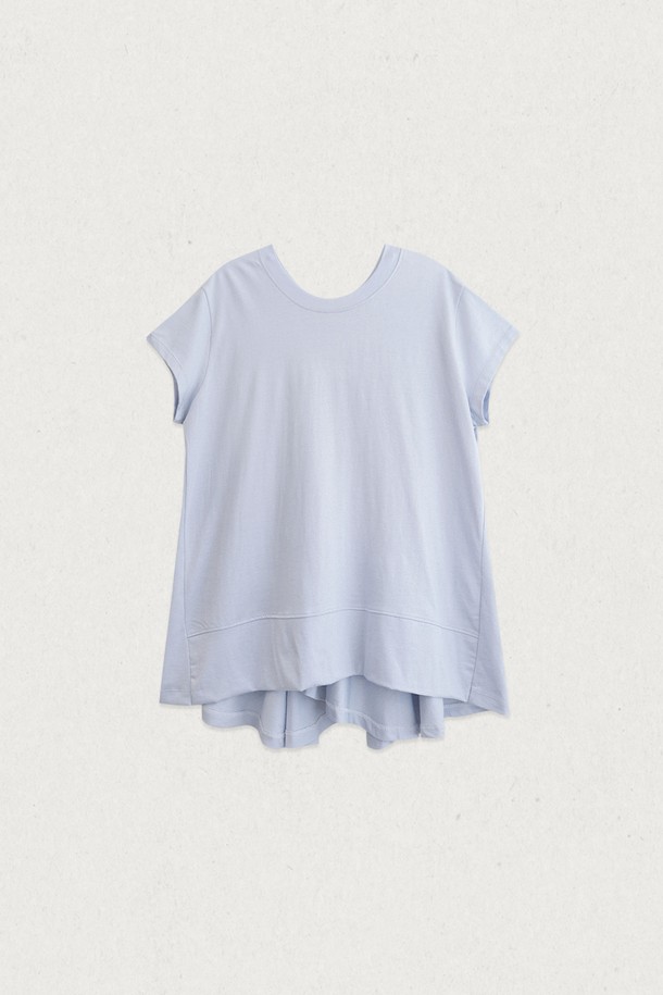 RV 숏 슬리브 (3컬러)는 봄, 여름 시즌 여성 고객을 위한 티셔츠입니다. 부드러운 모달 소재로 제작되어 편안한 착용감을 선사하며, 페미닌하고 베이직한 스타일을 연출합니다. 라운드넥과 브이넥 디자인을 앞뒤로 적용하여 변화를 주었으며, 뒷판 와이드 드레이프 볼륨감과 A라인 실루엣으로 여성스러운 분위기를 더했습니다. 앞단 레이어드 디테일과 실키한 광택감이 특징이며, 데이트룩, 카페룩, 미니멀, 로맨틱, 클래식 스타일을 즐기는 고객에게 추천합니다. 화이트 컬러는 약간의 비침이 있을 수 있습니다.
