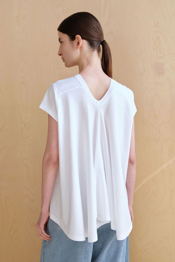 RV 숏 슬리브 (3컬러)는 여성스러운 무드와 미니멀한 스타일을 연출하는 반소매 티셔츠입니다. 부드러운 모달과 면 혼방 소재로 제작되어 얇고 편안한 착용감을 선사하며, 봄, 여름 시즌에 적합합니다. 라운드넥과 브이넥으로 연출 가능한 앞뒤 다른 디자인에 뒷판 와이드 드레이핑과 앞판 밑단 와이드 원단 디테일이 돋보입니다. 색상은 화이트, 소프트 스카이, 네이비 3가지이며, 데이트룩, 카페룩 등 다양한 TPO에 활용 가능합니다. 박스핏과 에이라인 핏으로 체형에 구애 없이 편안하게 즐길 수 있으며, 신축성은 중간 정도로 활동성을 더했습니다.
