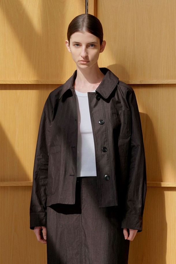 세련된 블랙 컬러의 여성용 크리스피 자켓입니다. 봄 시즌에 어울리는 얇은 두께의 나일론 소재로 제작되어 가볍고 편안한 착용감을 선사합니다. 라운드 칼라 디자인과 릴랙스 핏으로 캐주얼하면서도 미니멀한 스타일을 연출하며, 뻣뻣한 질감이 특징입니다. 긴 소매와 버튼 여밈 방식, 외부 포켓, 더블 니들 스티치 공법으로 실용성과 디자인을 모두 잡았습니다. 안감과 신축성은 없으며 비침 걱정 없이 데일리룩으로 활용하기 좋습니다.
