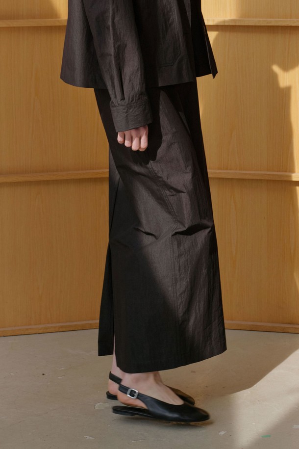 크리스피 셋업 스커트는 여성용 맥시스커트로, 미니멀하고 베이직한 스타일을 연출합니다. 봄, 여름, 가을 계절에 어울리며, 나일론과 면 혼방의 뻣뻣한 촉감이 특징입니다. H라인 핏으로 디자인되었으며, 카키와 블랙 두 가지 색상으로 만나볼 수 있습니다. 허리 백밴딩, 사이드 포켓, 벨트루프, 더블니들 스티치 디테일로 실용성과 디자인을 모두 갖춘 아이템입니다.
