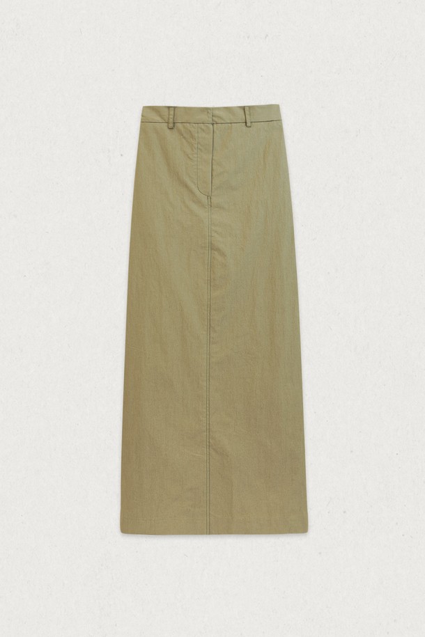 크리스피 셋업 스커트 (2컬러)는 미니멀하고 베이직한 스타일의 여성 롱 스커트입니다. 봄 시즌에 어울리는 얇은 두께감의 나일론, 면 혼방 소재로 제작되었으며, H라인 핏으로 레귤러핏을 선사합니다. 카키와 블랙 두 가지 색상으로 출시되었으며, 무지 패턴에 맥시 기장으로 어떤 상의에도 잘 어울립니다. 백 밴딩, 사이드 포켓, 벨트 루프, 더블 니들 스티치 디테일이 특징이며, 산책룩, 쇼핑룩 등 데일리룩으로 활용하기 좋습니다. 미니멀, 클래식, 캐주얼 스타일을 즐겨 입는 분들께 추천합니다.
