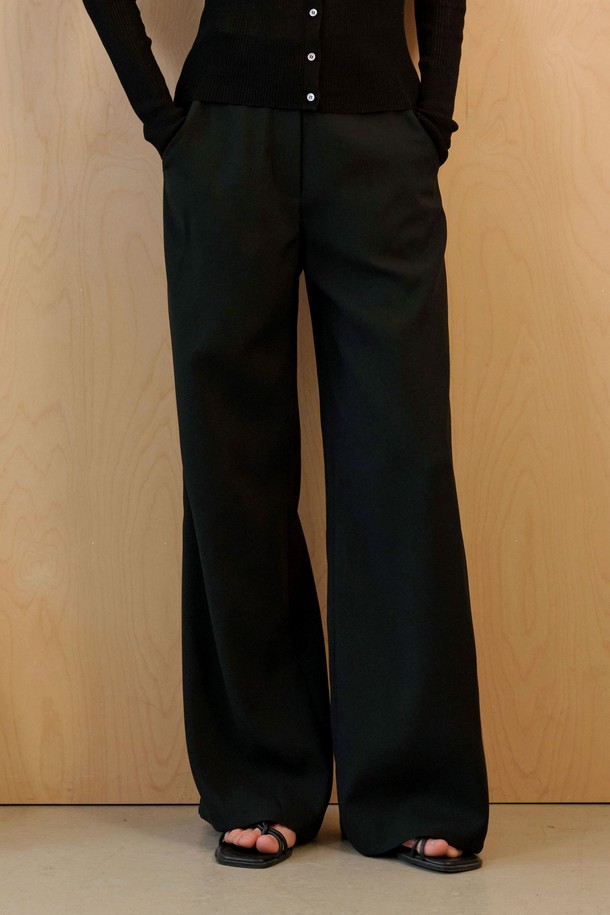 여성용 블랙 풀렝스 팬츠로, 봄 시즌에 어울리는 클래식하고 미니멀한 무드를 연출합니다. 폴리에스테르와 폴리우레탄 혼방 소재로 제작되어 부드러운 촉감을 제공하며, 허리 안감 보강 및 고급스러운 봉제 디테일이 돋보입니다. 스트레이트 또는 와이드 핏의 긴 바지 스타일로 정장 및 캐주얼 용도로 활용 가능하며, 베스트와 세트 구성이 가능합니다.
