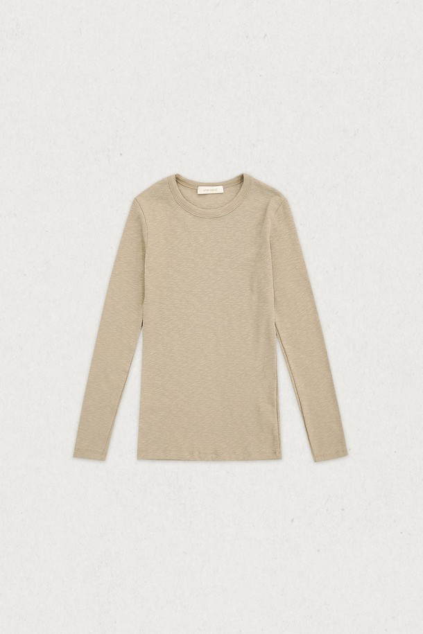 **슬라브 라운드 긴팔 (3컬러)**

부드러운 촉감이 돋보이는 슬라브 텍스처의 라운드넥 긴팔 티셔츠입니다. 아이보리, 베이지, 블랙 세 가지 색상으로 출시되어 다양한 스타일 연출이 용이합니다. 면과 스판덱스 혼방 소재로 제작되어 신축성이 뛰어나 편안한 착용감을 선사합니다. 레귤러핏으로 제작되어 데이트룩, 카페룩 등 캐주얼, 미니멀, 클래식한 스타일에 활용하기 좋습니다. 봄 시즌, 베이직한 디자인으로 데일리하게 즐겨 입기 좋은 아이템입니다.
