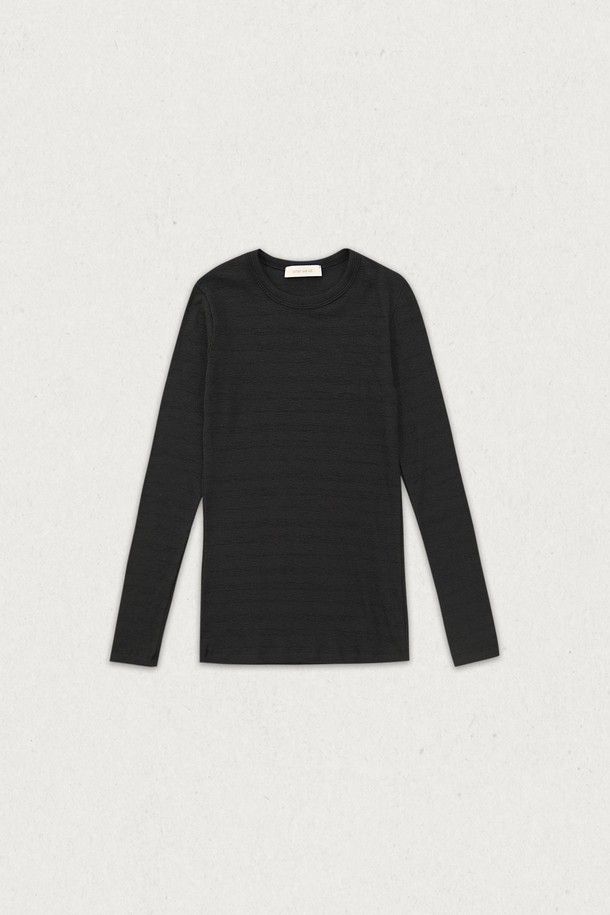 슬라브 라운드 긴팔 (3컬러)는 부드러운 촉감과 얇은 두께로 편안한 착용감을 선사하는 티셔츠입니다. 면과 스판덱스 혼방 소재로 제작되어 신축성이 뛰어나 활동성이 좋으며, 슬라브 텍스처가 은은한 포인트를 더합니다. 아이보리, 베이지, 블랙 세 가지 색상으로 출시되어, 캐주얼, 미니멀, 클래식 등 다양한 스타일을 연출하기 좋습니다. 봄 시즌, 동네 마실룩이나 봄 소풍룩으로 활용하기 좋은 베이직 스타일의 긴팔 티셔츠입니다. 약간의 비침이 있을 수 있습니다.
