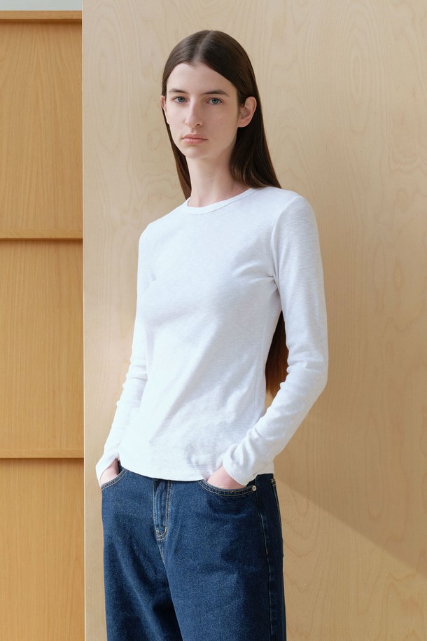 **슬라브 라운드 긴팔 (3컬러)**

부드러운 촉감의 슬라브 라운드 긴팔 티셔츠입니다. 면과 스판덱스 혼방 소재로 제작되어 신축성이 우수하며, 얇은 두께감으로 봄 시즌 이너웨어로 활용하기 좋습니다. 베이직하고 미니멀한 스타일로 다양한 룩에 매치하기 용이하며, 아이보리, 베이지, 블랙 세 가지 컬러로 만나보실 수 있습니다. 슬림핏 라운드넥 디자인에 슬라브 패턴이 더해져 은은한 포인트를 더합니다. 집콕룩, 출근룩 등 데일리 스타일을 연출해보세요.
