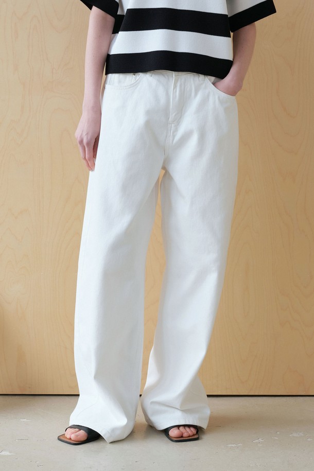 <p>화사하고 시원한 느낌의 데님 와이드 팬츠(WHITE)입니다. 캐주얼, 미니멀 스타일을 즐겨 입는 여성분들에게 추천합니다.</p>
<p>봄, 여름, 가을 세 계절 모두 활용 가능한 긴 기장의 데님 바지로, 넉넉한 루즈핏과 와이드한 핏이 편안함을 선사합니다.</p>
<p>탄탄한 데님 소재에 화이트 워싱 처리를 더해, 뻣뻣하지만 은은한 멋을 연출합니다.</p>
<p>무지 디자인으로 어떤 상의에도 잘 어울려 데일리 팬츠로 활용하기 좋습니다.</p>
<p>일상에서 편안하고 스타일리시하게 연출해보세요.</p>
