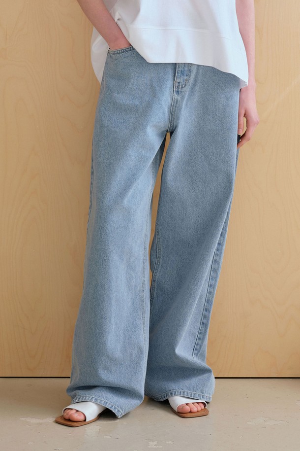 **데님 와이드 팬츠(라이트 블루)**는 캐주얼, 미니멀 스타일을 즐겨 입는 여성 고객을 위한 데님 와이드 팬츠입니다. 봄, 여름, 가을 계절에 적합하며, 데이트룩과 여행룩에 매치하기 좋습니다. 라이트 블루 컬러의 무지 디자인으로, 루즈핏과 뻣뻣한 촉감이 특징입니다. 워싱 가공으로 빈티지한 멋을 더했으며, 긴 기장으로 다리가 길어 보이는 효과를 줍니다.
